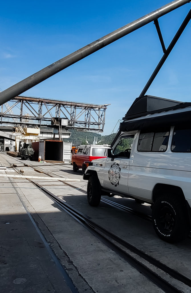 Der Land Cruiser vor dem Container