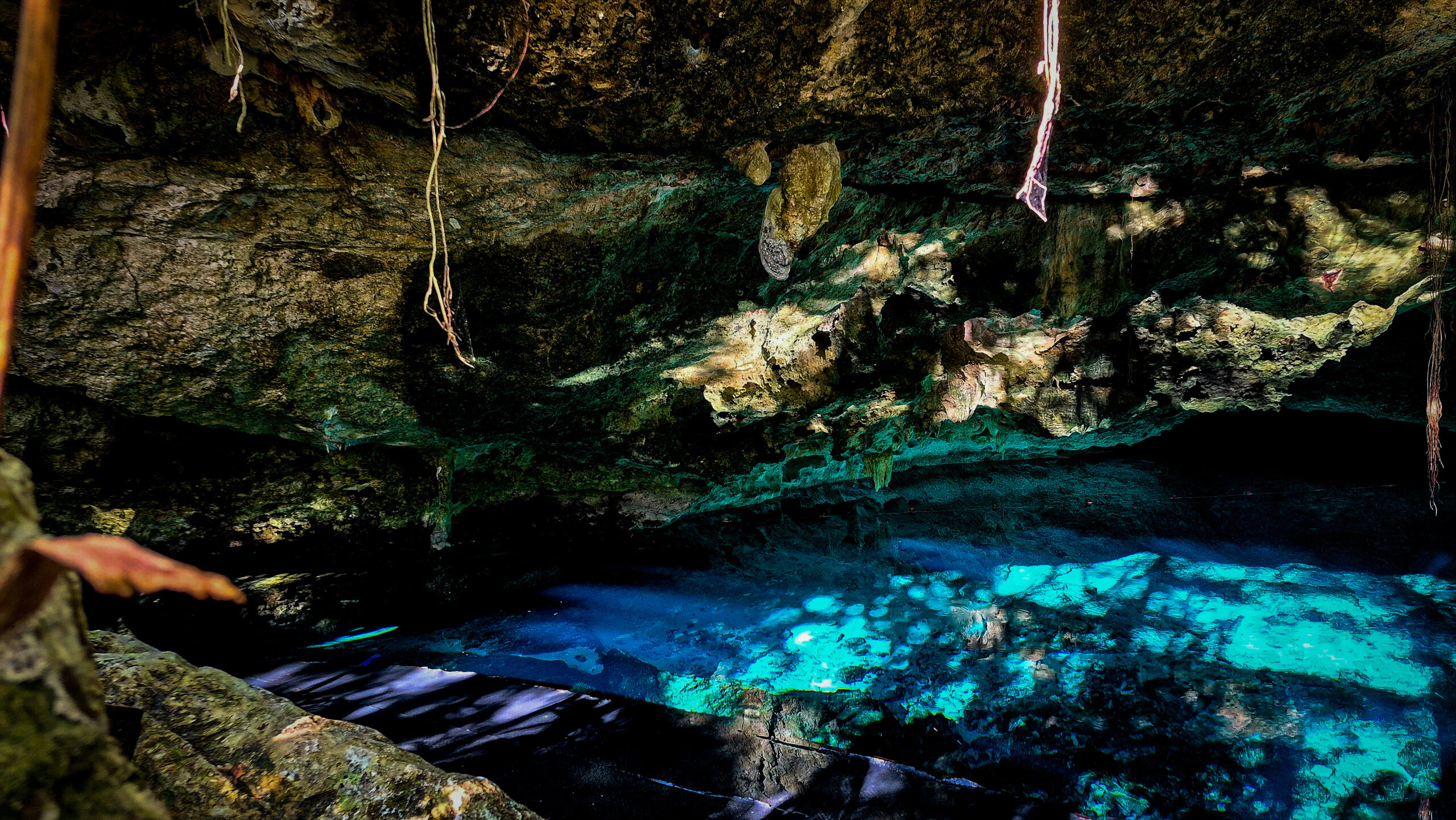 Die Pforten zur Unterwelt – und ein glasklar dunkler Tauchgang